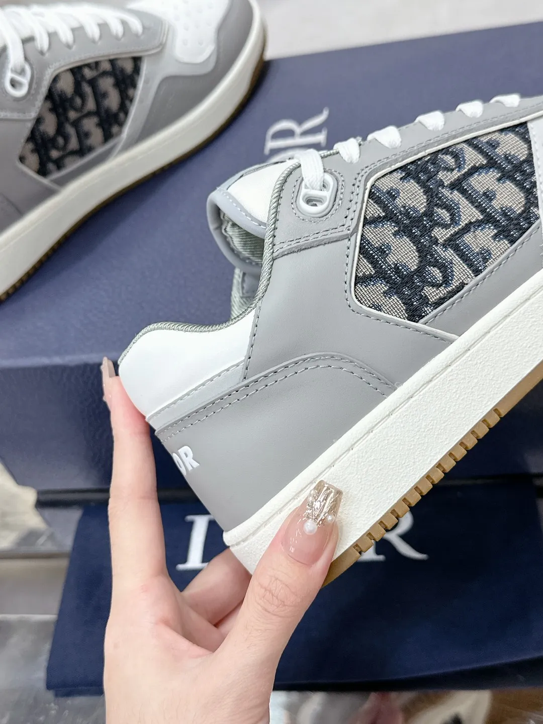 👟👟Ex-factory price 480👟👟 Dior Dior B27 series Couple model Presbyopia Stone pattern Casual sports shoes Sneakers Original purchase development and production This B27 low-top sports shoes are new products in the series and continue Dior's classic style. Crafted from white and gray smooth calfskin, it features white Oblique Galaxy printed leather panels on the sides. The "CD Icon" shaped shoelace eyelets are clever and delicate, and the two-color rubber sole, rear collar and heel are all equipped with the brand's iconic details to enhance the style. Fashionable and versatile, it can complement any look. Exquisitely packaged at the delivery counter🛍📦 ▪️Fabrics: Original customized calfskin + Oblique floral fabric ▪️Inner lining: Customized breathable lining ▪️Outsole: Original molded T👟👟Ex-factory price U combination outsole ▪️Sole thickness: 3CM ▪️Size: Women's code 35-41 / Men's code 38-45
